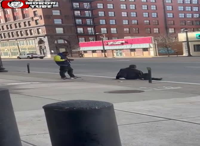 Video :An execution of a homeless man on the street at close range (Warning - disturbing)